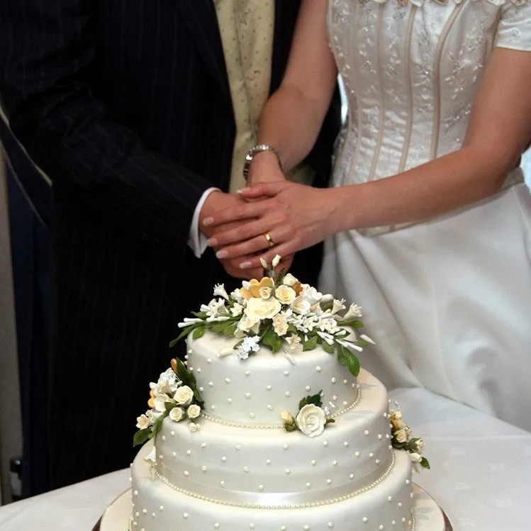 Hochzeitstorte mit Herzdekoration