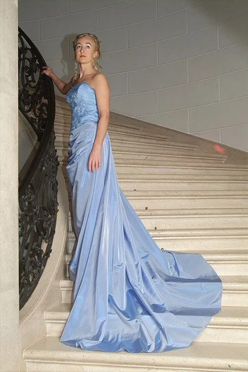 Melanie Gobbo im hellblauen Abendkleid auf einer Treppe
