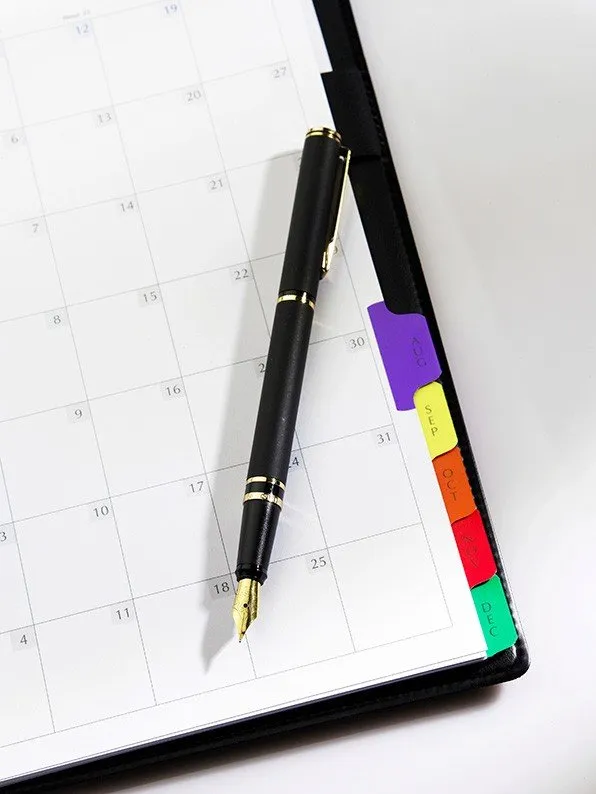 Kalender mit Füller und Terminmarkierungen