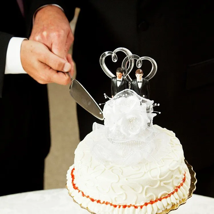 Brautpaar beim Anschneiden der Torte