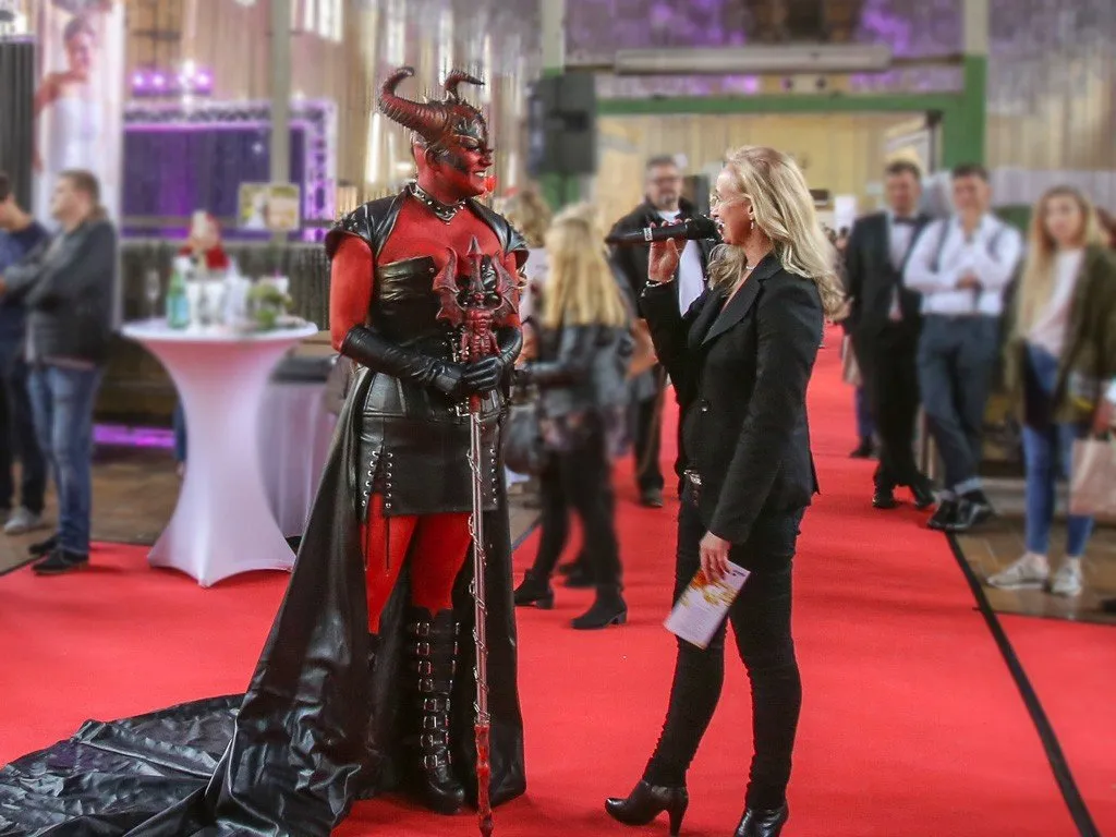 Melanie Gobbo moderiert auf einer Messe